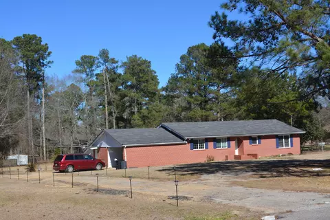 67 College Dr, Laurel, MS 39440