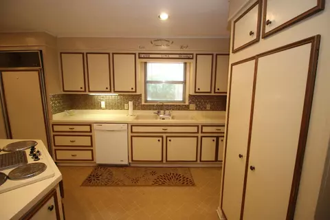 Kitchen - 3836 Millsaps Dr, Laurel, MS 39440 photo 2 of 11