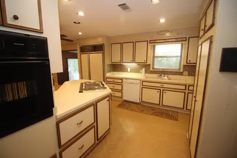 Kitchen - 3836 Millsaps Dr, Laurel, MS 39440 photo 1 of 11