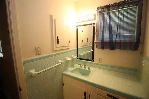 Bath - 3836 Millsaps Dr, Laurel, MS 39440 photo 3 of 10