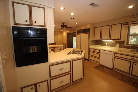 Kitchen - 3836 Millsaps Dr, Laurel, MS 39440 photo 3 of 11