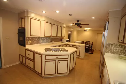 Kitchen - 3836 Millsaps Dr, Laurel, MS 39440 photo 6 of 11