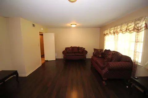 Living - 3836 Millsaps Dr, Laurel, MS 39440 photo 2 of 8