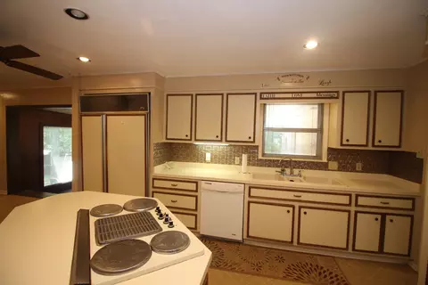 Kitchen - 3836 Millsaps Dr, Laurel, MS 39440 photo 4 of 11