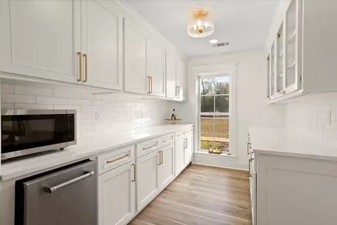Entry Way - 73 Mayfield, Laurel, MS 39443 photo 2 of 2