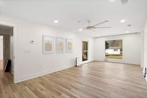 Living - 73 Mayfield, Laurel, MS 39443 photo 5 of 5