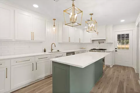 Kitchen - 73 Mayfield, Laurel, MS 39443 photo 2 of 2