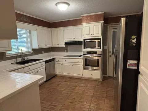 Kitchen - 11 Kennon Ave, Laurel, MS 39443 photo 2 of 3