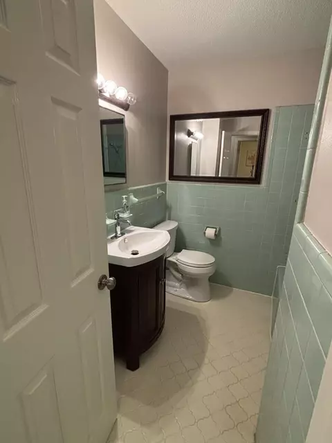 Bath - 11 Kennon Ave, Laurel, MS 39443 photo 3 of 4