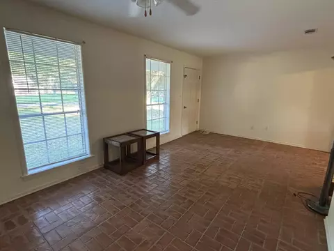 Living - 11 Kennon Ave, Laurel, MS 39443 photo 1 of 2