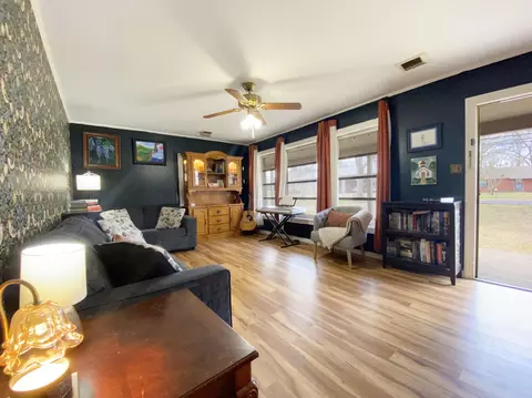 Living - 806 Main St, Purvis, MS 39475 photo 2 of 4