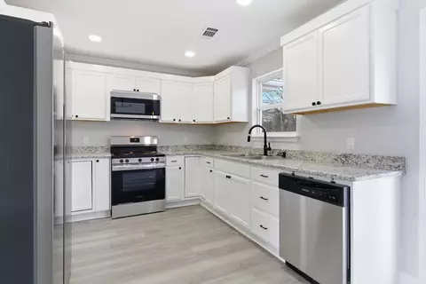 Kitchen - 16 Cheyenne Cir, Purvis, MS 39475 photo 2 of 3