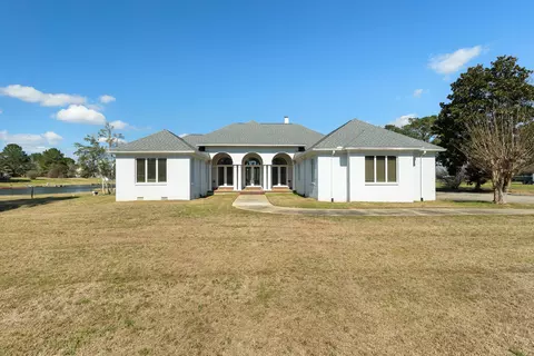 5 Lakeshore Dr, Laurel, MS 39443