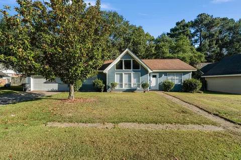 113 Continental Dr, Hattiesburg, MS 39402