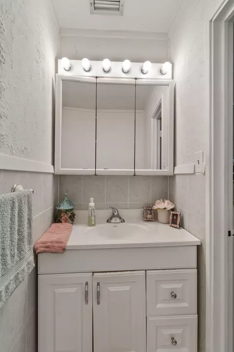 Bath - 302 Blackwell St, Collins, MS 39428 photo 1 of 2