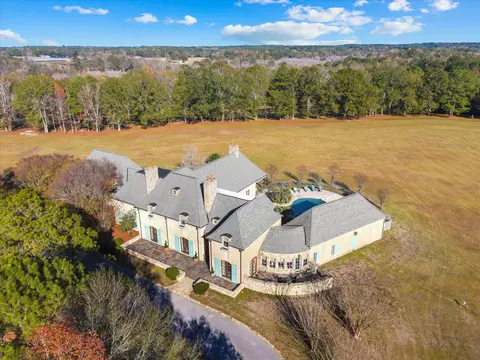 56 Lakeshore Dr, Laurel, MS 39443