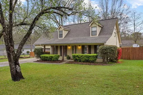 210 Pinehills Dr, Hattiesburg, MS 39402