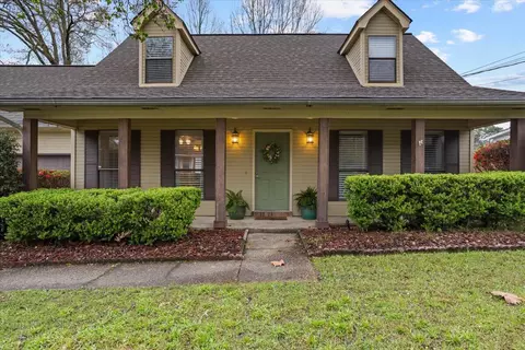 210 Pinehills Dr, Hattiesburg, MS 39402