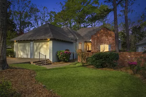 33 Camelia Ct, Hattiesburg, MS 39402