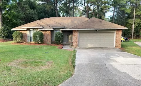 107 Raintree Dr, Hattiesburg, MS 39402