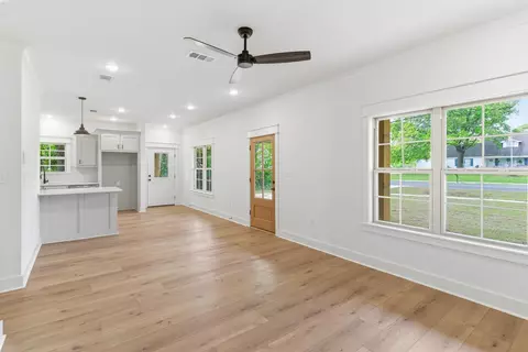 Living - 408 Main St, Purvis, MS 39475 photo 1 of 3