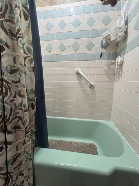 Bath - 54 Welborn Rd, Laurel, MS 39443 photo 2 of 4