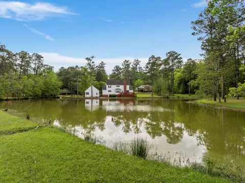 2 Village Ln, Hattiesburg, MS 39402