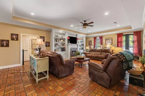 Living - 131 Violet Dr, Laurel, MS 39443 photo 2 of 2