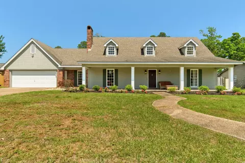 207 Comanche Dr, Hattiesburg, MS 39402