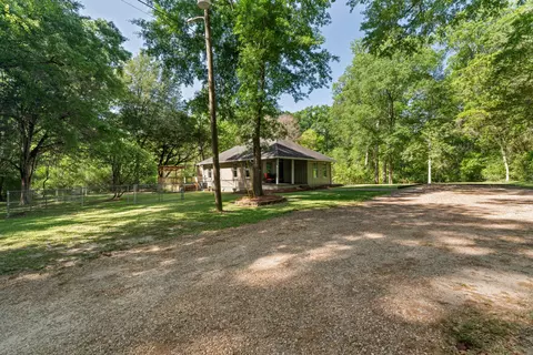 15 Paradise Ln, Hattiesburg, MS 39402
