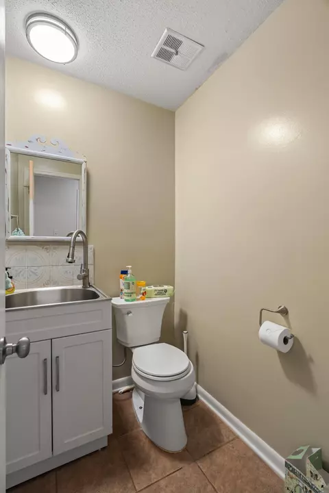 Bath - 623 Cherry Ln, Laurel, MS 39440 photo 4 of 4