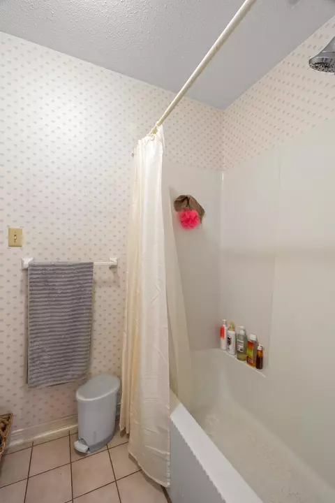 Bath - 623 Cherry Ln, Laurel, MS 39440 photo 2 of 4