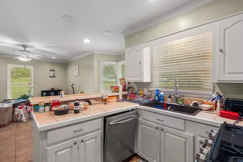 Kitchen - 623 Cherry Ln, Laurel, MS 39440 photo 4 of 5