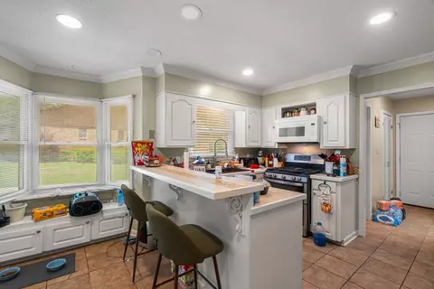 Kitchen - 623 Cherry Ln, Laurel, MS 39440 photo 3 of 5