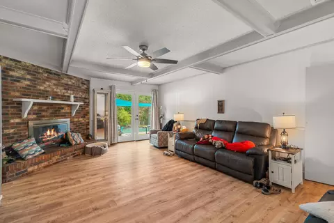 Living - 623 Cherry Ln, Laurel, MS 39440 photo 2 of 2