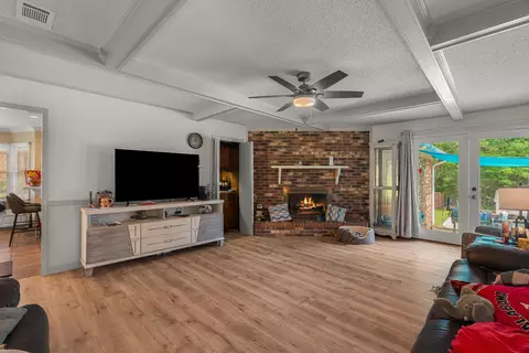Living - 623 Cherry Ln, Laurel, MS 39440 photo 1 of 2