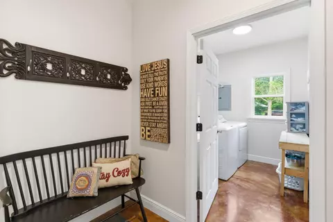 Entry Way - 300 Delk, Moselle, MS 39459 photo 3 of 4