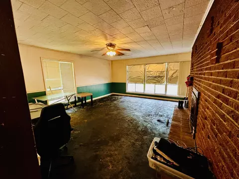 Living - 55 Oak Crest Dr, Laurel, MS 39440 photo 2 of 2