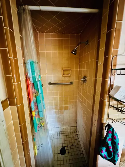 Bath - 55 Oak Crest Dr, Laurel, MS 39440 photo 6 of 7