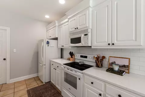 Kitchen - 2 Sunline Dr, Petal, MS 39465 photo 3 of 6