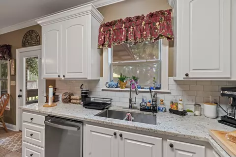 Kitchen - 165 Latigo Loop, Sumrall, MS 39482 photo 5 of 6