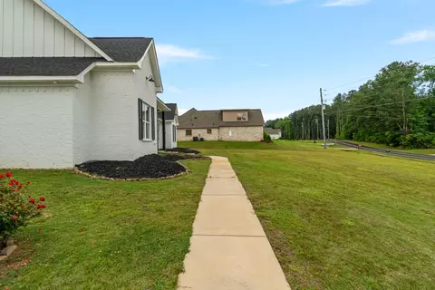 Exterior - 1652 Old Lake Rd, Brandon, MS 39042 photo 4 of 13