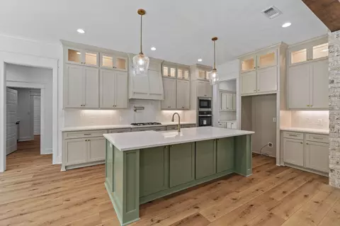 Kitchen - 8 Shadow Ridge Dr, Laurel, MS 39443 photo 2 of 7
