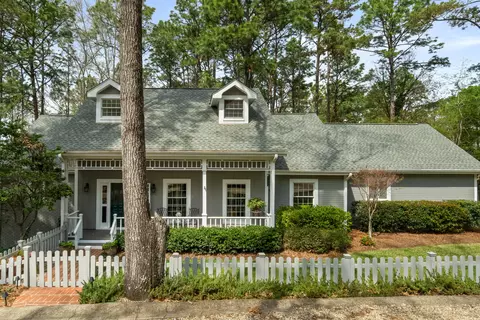 104 Redbud Ln, Hattiesburg, MS 39402
