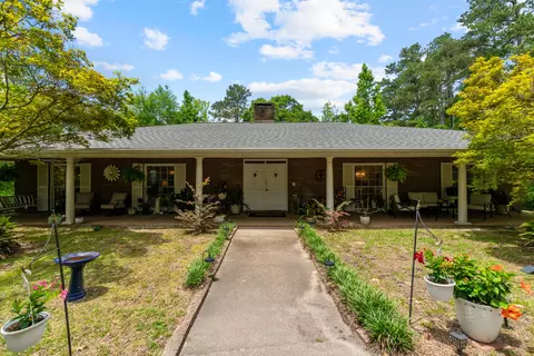 2086 Briarwood Dr, Laurel, MS 39440
