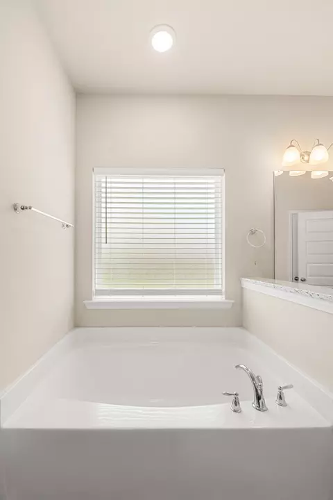 Bath - 7004 Glen Eagle Dr, Biloxi, MS 39532 photo 3 of 5