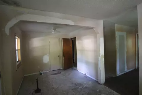 Living - 928 12 Martin Luther King Ave, Laurel, MS 39440 photo 2 of 2