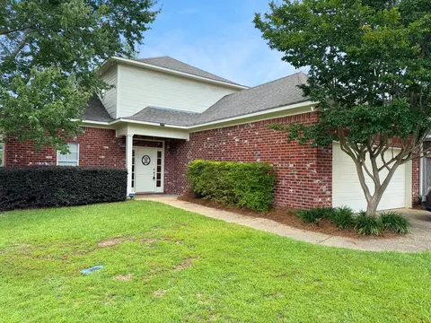 32 W Shore Dr, Hattiesburg, MS 39402