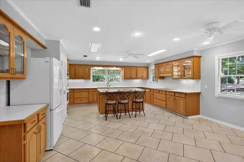 Kitchen - 10 Heritage Trl, Laurel, MS 39440 photo 3 of 4