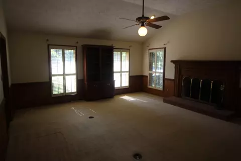 Living - 2 Heritage Trl, Laurel, MS 39440 photo 2 of 4